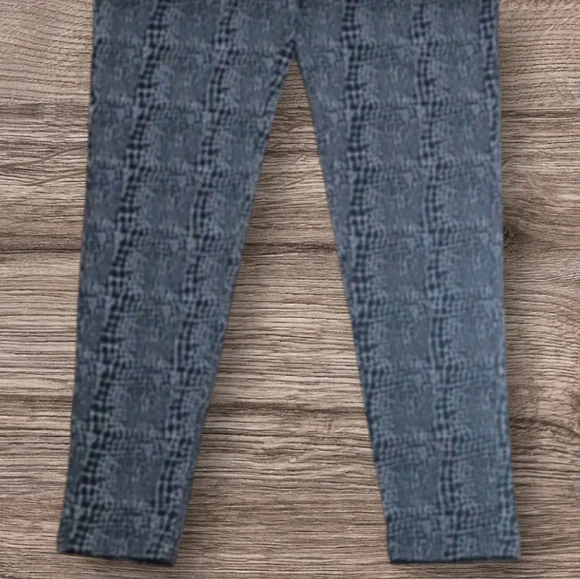 WOMEN'S INTRO LOVE THE FIT CAPRI LEGGINGS - Picture 2 of 3